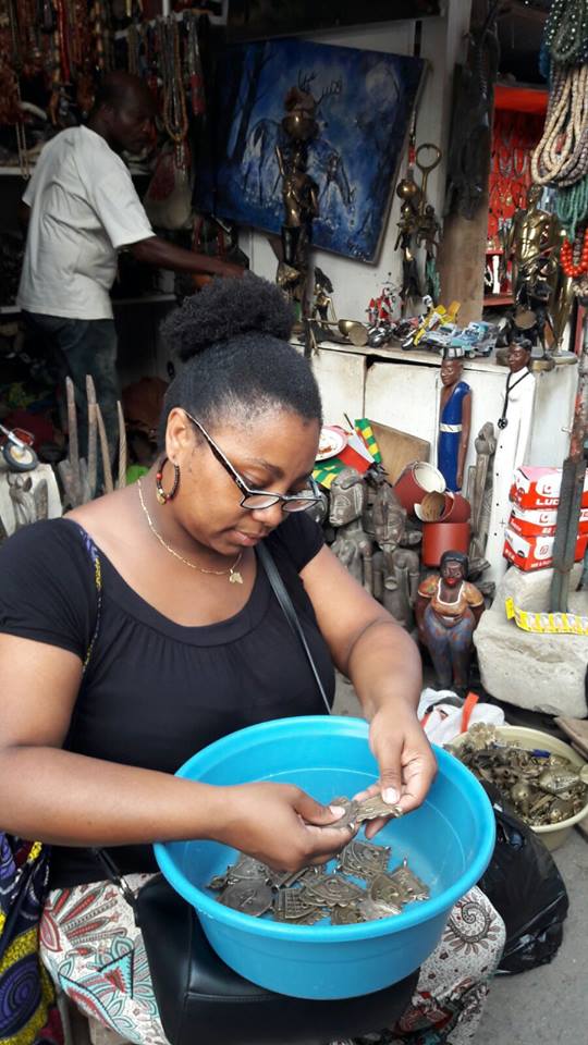achat de perles en bronze à Lomé par la créatrice My Afro Touch